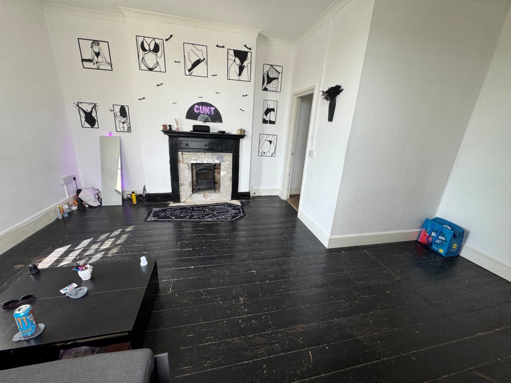 Lot: 132 - PERIOD FREEHOLD BLOCK OF SIX FLATS WITH OFF STREET PARKING - Hay House - Flat 4 - living room alternative view